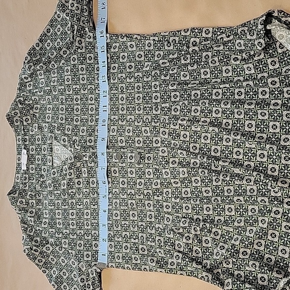 Westport Size XS Green Medallion Patterned Popover Blouse, Roll Tab Sleeve, EUC - Picture 7 of 12